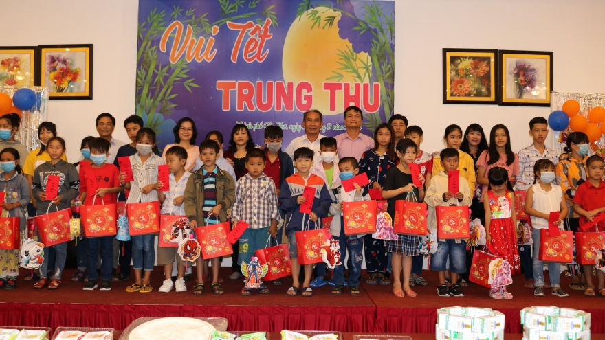 Trẻ em có hoàn cảnh đặc biệt khó khăn đón Trung thu sớm đầy ý nghĩa