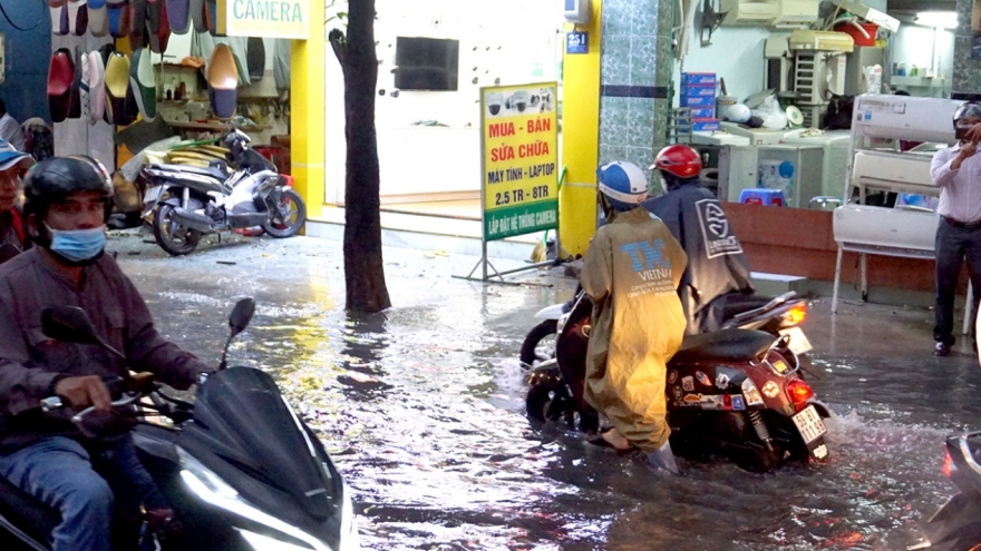 Mưa lớn, nhiều tuyến đường bị ngập giờ tan tầm