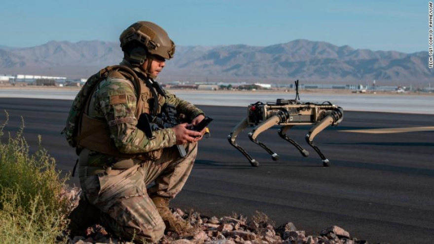 Chó robot tập trận cùng không quân Mỹ như trong phim viễn tưởng