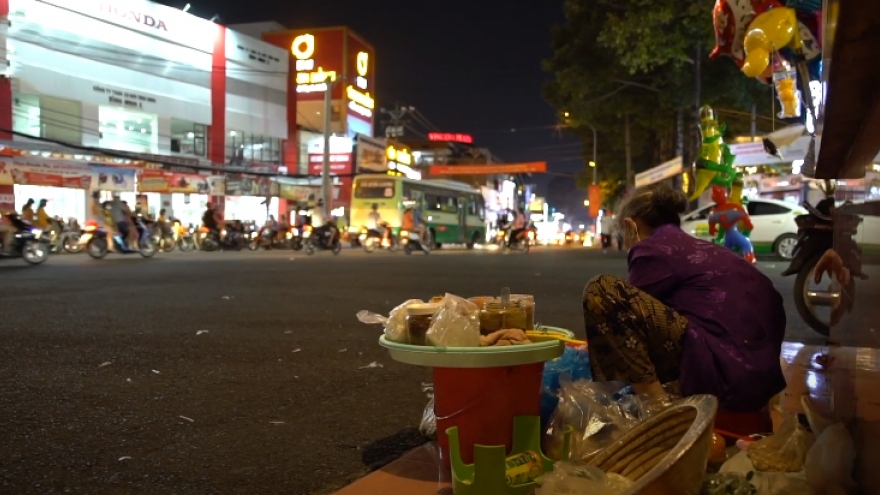 Cụ bà lưng còng 78 tuổi vất vả bán bánh tráng mưu sinh bên vỉa hè