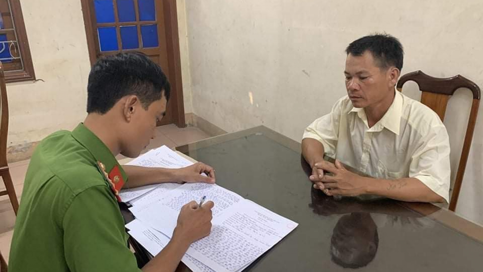 Gã chồng đi nhậu về đánh vợ trọng thương vì không để phần cơm