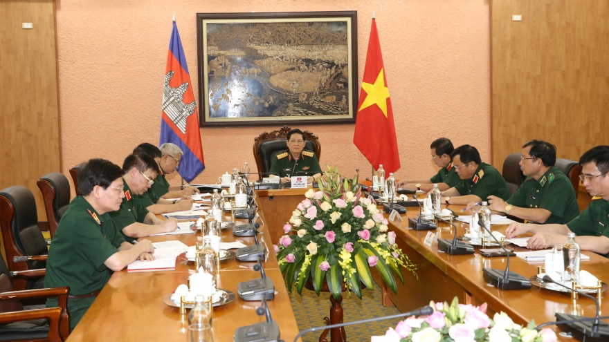 Bộ trưởng Quốc phòng Ngô Xuân Lịch điện đàm với người đồng cấp Campuchia