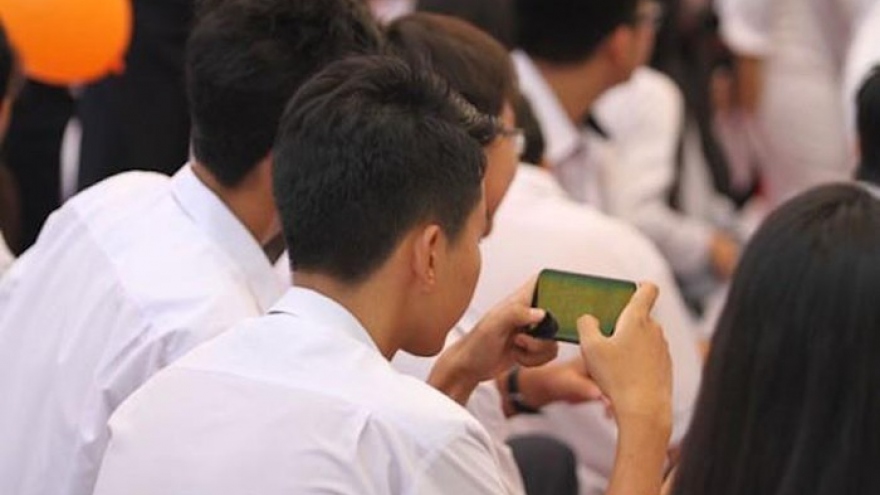Cho học sinh sử dụng smartphone: Lợi bất cập hại