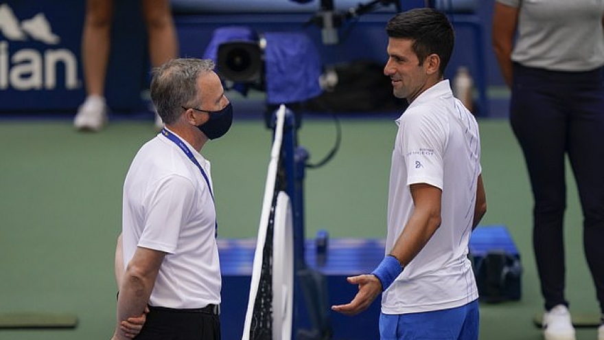 Đánh bóng trúng cổ trọng tài, Djokovic bị loại khỏi US Open 