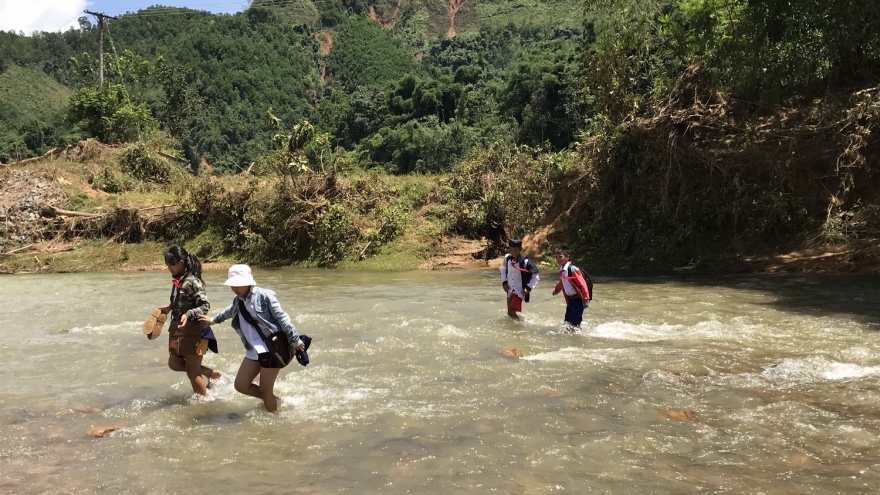 Quảng Nam dùng 12 tỷ đồng Đà Nẵng ủng hộ để làm lại cầu treo vừa bị lũ cuốn