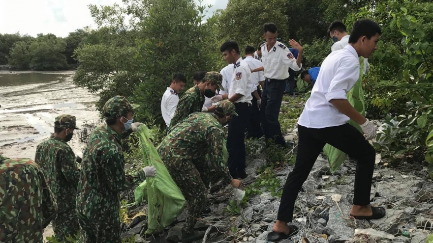 Kiên Giang chung tay dọn dẹp vệ sinh môi trường biển