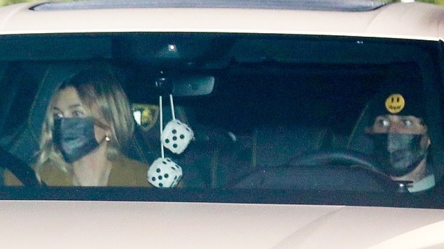 Hailey Baldwin diện vest gợi cảm đi ăn tối cùng ông xã Justin Bieber