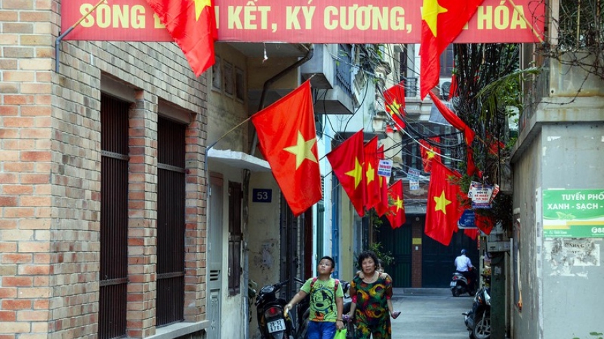 Video: Phố phường Hà Nội rực rỡ cờ hoa mừng 75 năm Quốc khánh