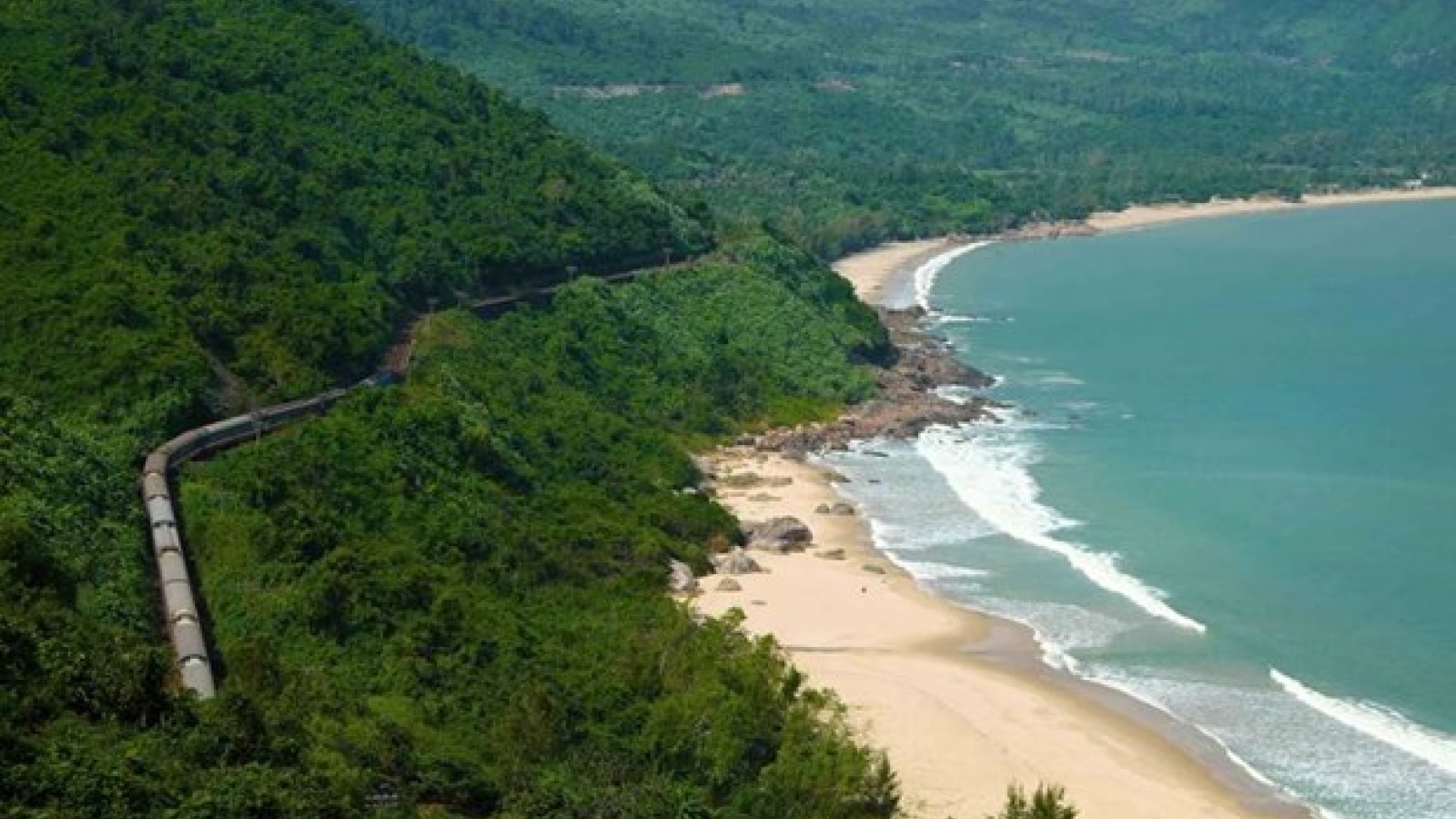 Hanoi-Da Nang rail route listed in world’s 10 best train journeys