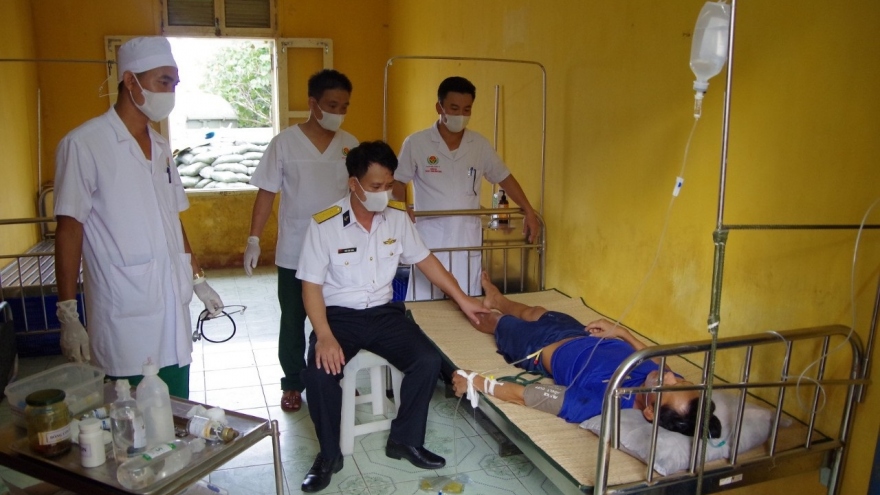Quân y đảo Phan Vinh kịp thời cấp cứu ngư dân bị khó thở