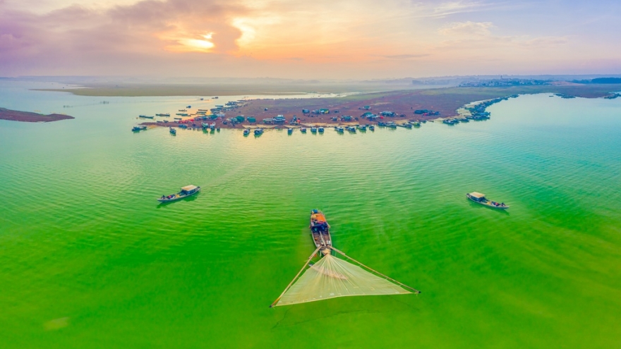 Tri An lake appears charming in green algae season