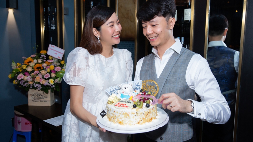 Á hậu Thúy Vân ôm bụng bầu tổ chức sinh nhật bất ngờ cho chồng