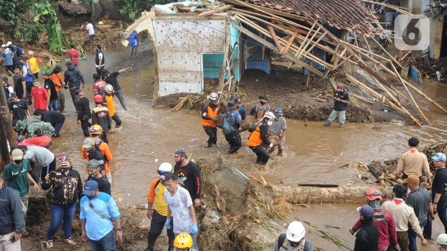 Hàng ngàn người sơ tán vì lũ lụt ở Indonesia