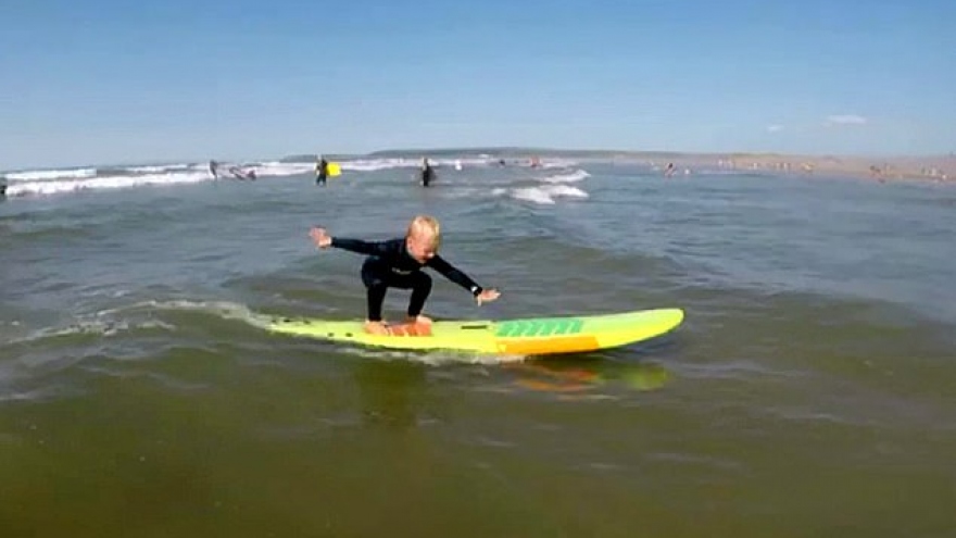 Video: Màn lướt ván của bé trai 4 tuổi khiến người xem trầm trồ