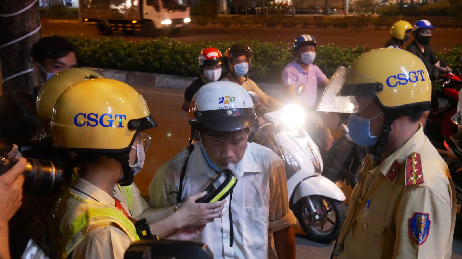 Nữ cảnh sát giao thông ở TPHCM tham gia xử lý "ma men"