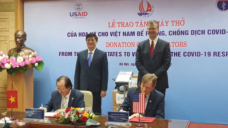 Hoa Kỳ trao tặng Việt Nam 100 máy thở hỗ trợ phòng, chống Covid-19