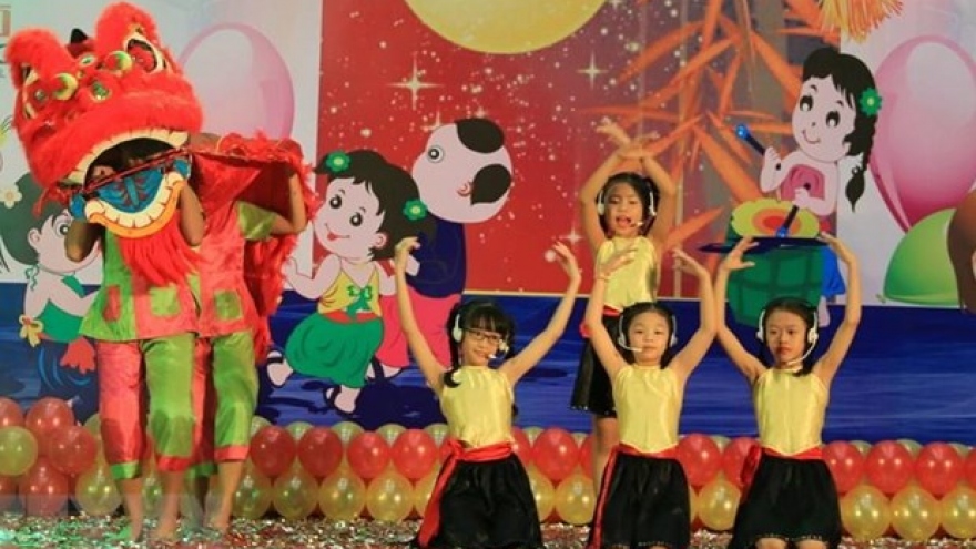 Top leader shares children’s Mid-Autumn Festival joy