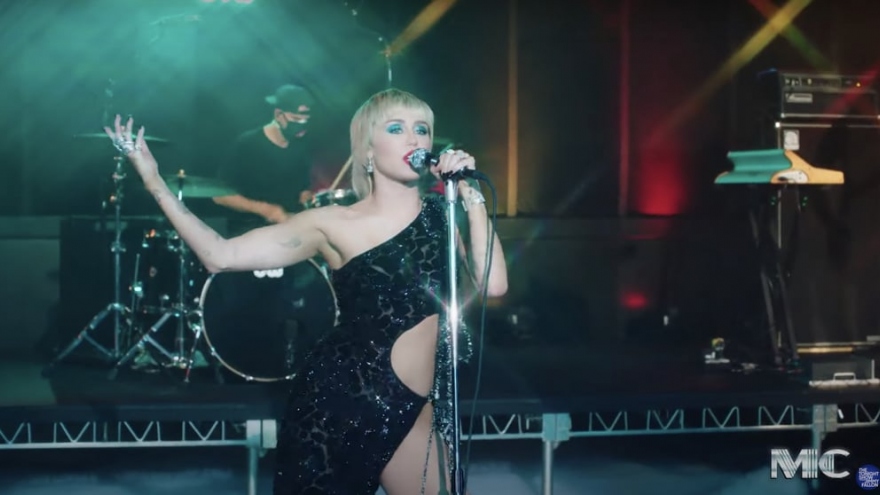 Miley Cyrus khoe đường cong gợi cảm với thiết kế đầm hở bạo của Công Trí 