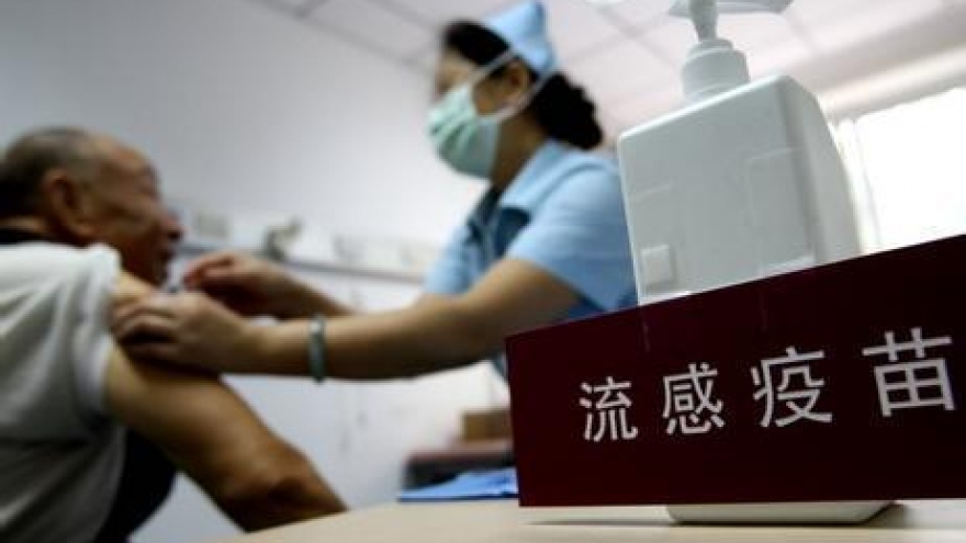 Trung Quốc đẩy mạnh tiêm phòng cúm nhằm giảm tác động kép của dịch bệnh