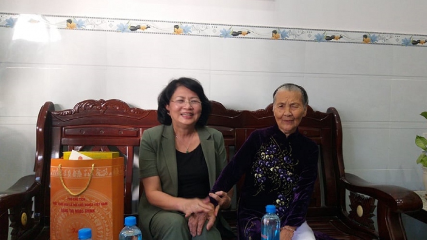 Phó Chủ tịch nước Đặng Thị Ngọc Thịnh thăm gia đình chính sách tỉnh Khánh Hòa