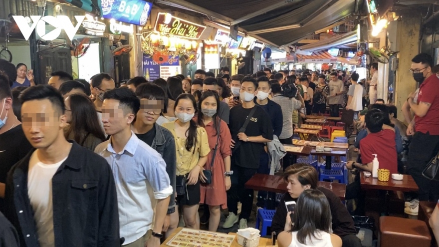 Hanoi locals ignore COVID-19 warnings as pedestrian streets reopen