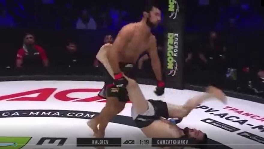 CLIP: Đòn knock-out bằng cú đánh gót kinh điển ở MMA