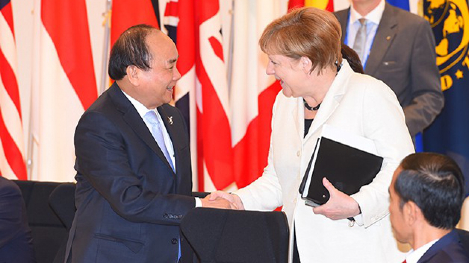 Thủ tướng Nguyễn Xuân Phúc điện đàm với Thủ tướng Đức Angela Merkel