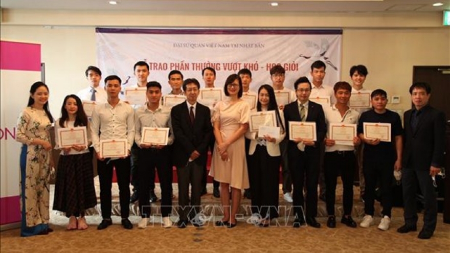 Vietnamese apprentices get rewards for high results in Japanese language test