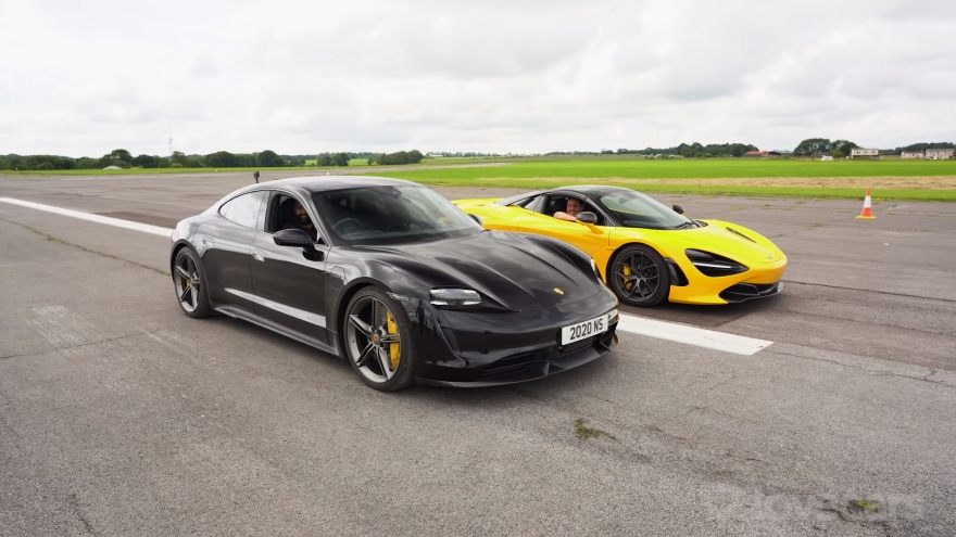 McLaren 720S Spider đối đầu với Porsche Taycan Turbo S trên đường đua Drag