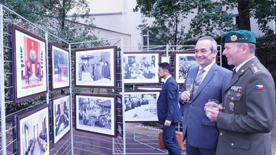 Photo exhibition spotlights Vietnam-Czech traditional relations