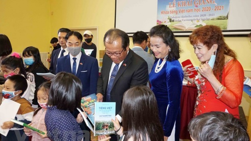 Vietnamese language classes maintained in Czech Republic despite pandemic