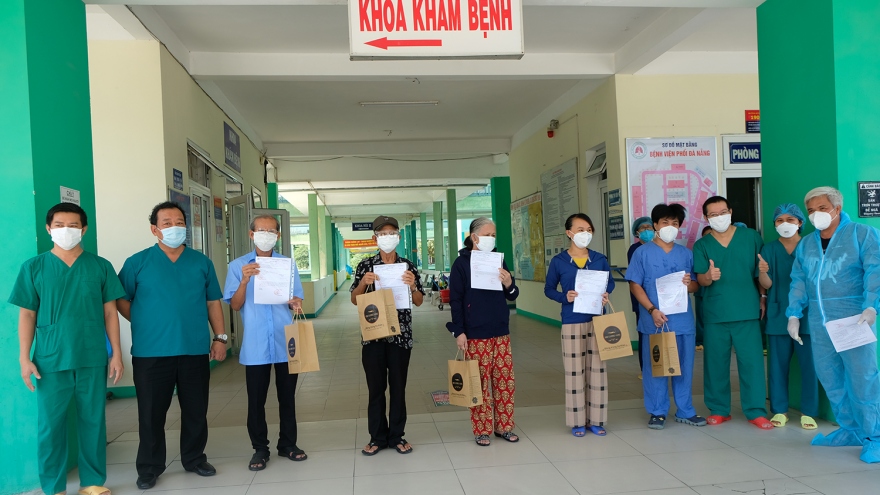 Bệnh viện Phổi Đà Nẵng cho 5 bệnh nhân hết Covid-19 ra viện 