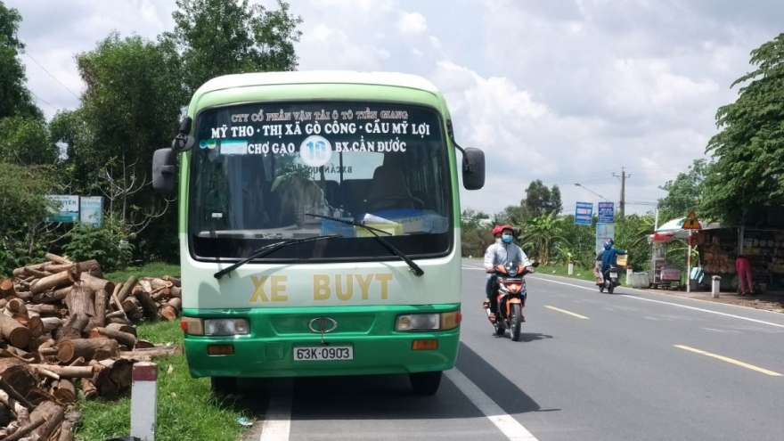 Long An: Không bến đậu, hàng loạt xe buýt nằm giữa đường gây mất an toàn giao thông