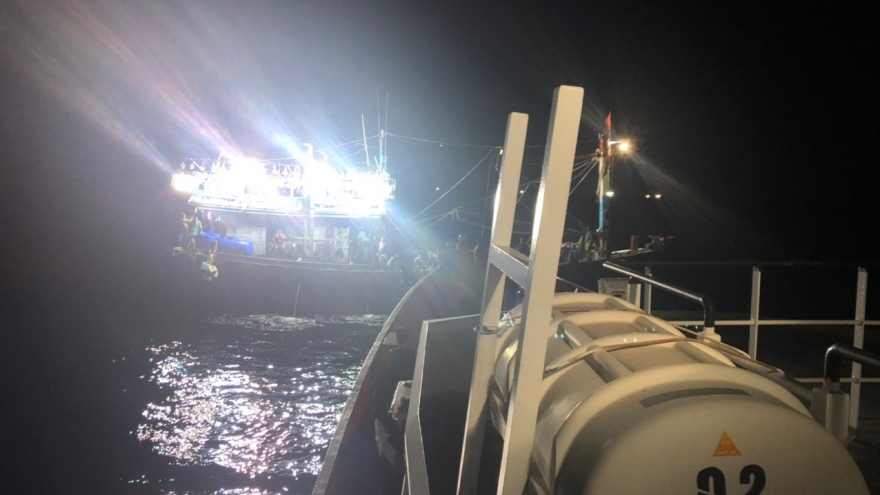 Cứu nạn khẩn cấp tàu cá cùng 18 thuyền viên gặp nạn trên biển Nghệ An