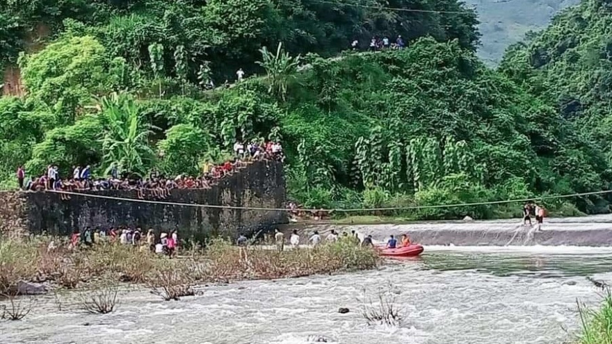 Huyện Phù Yên huy động gần 100 người tìm kiếm người mất tích ở đập tràn Huy Thượng