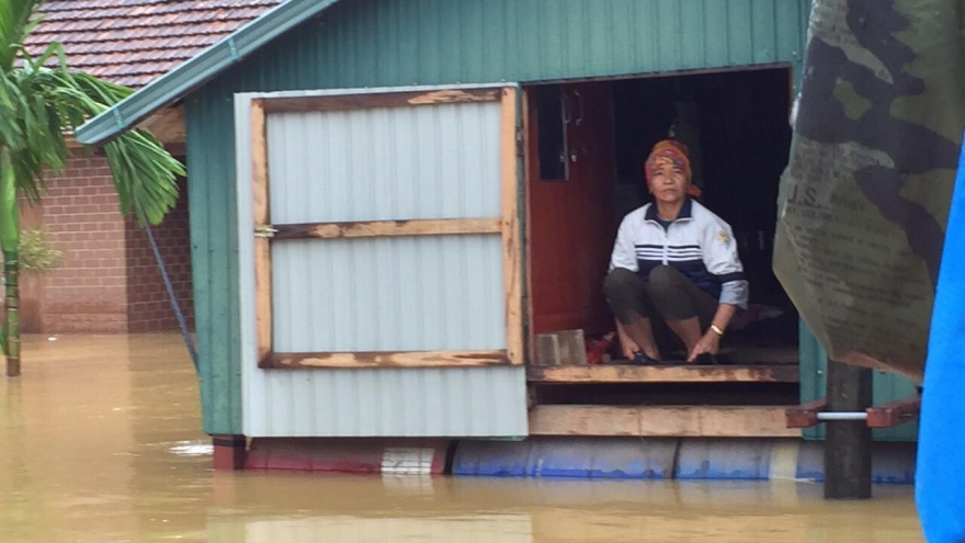 Ảnh: Biển nước nhấn chìm nhiều ngôi nhà tại khu vực Trung Bộ