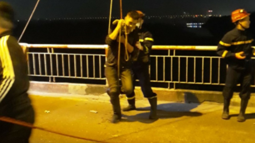 Nam thanh niên say rượu nhảy từ cầu Chương Dương xuống sông Hồng 