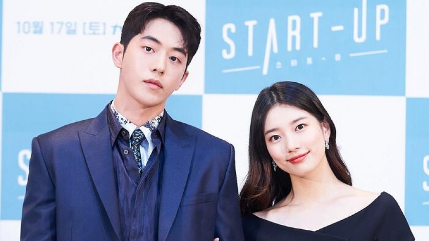 Suzy tình tứ khoác tay "mỹ nam bơi lội" Nam Joo Hyuk tại họp báo