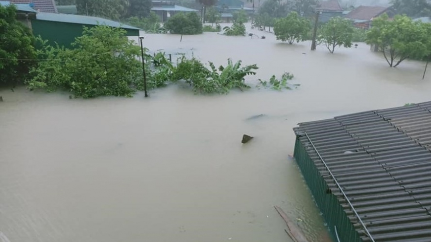 Nước lũ vẫn cao, nhiều người dân Hà Tĩnh chưa được cứu trợ 