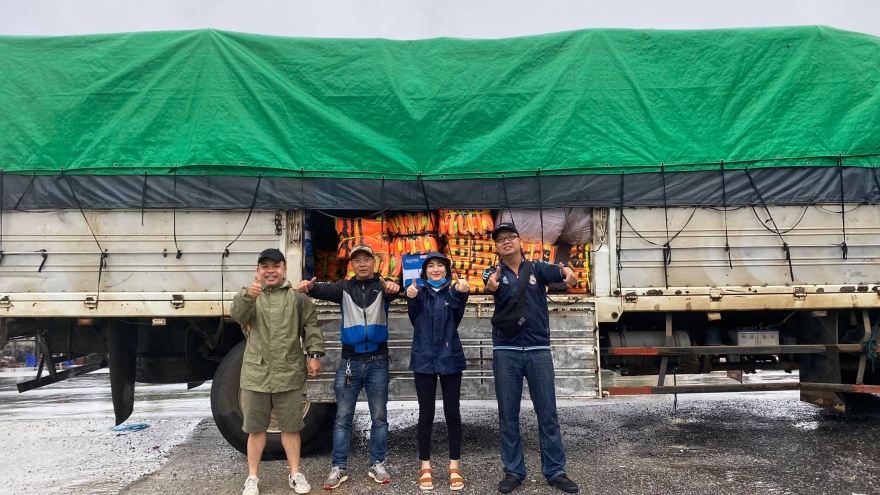 Hòa Minzy mang 3 tấn quần áo ấm đến Hà Tĩnh cứu trợ người dân