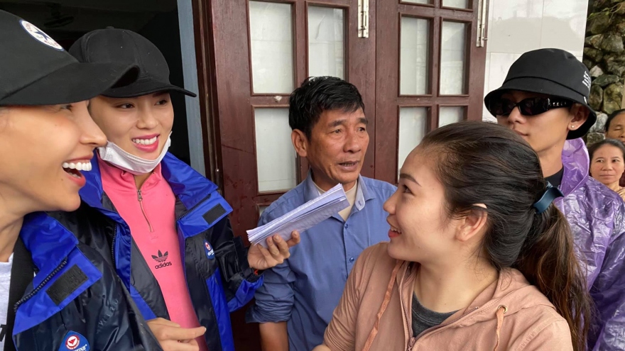 1500 suất quà cứu trợ của Kỳ Duyên - Minh Triệu bị ngập nước