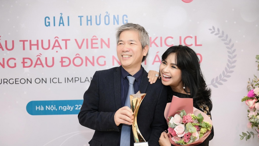 Thanh Lam cười rạng rỡ mừng bạn trai nhận giải thưởng lớn về y khoa