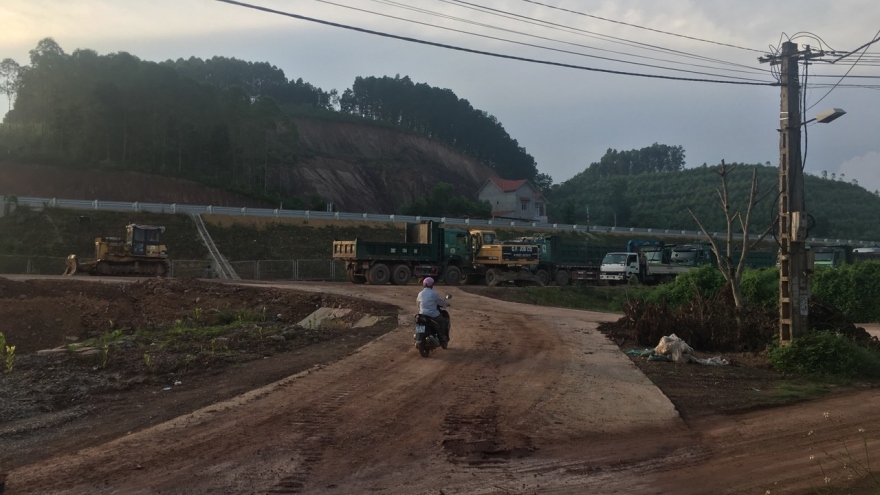 Chính quyền ở đâu khi xe quá tải “cày nát” đường gom cao tốc Bắc Giang - Lạng Sơn?
