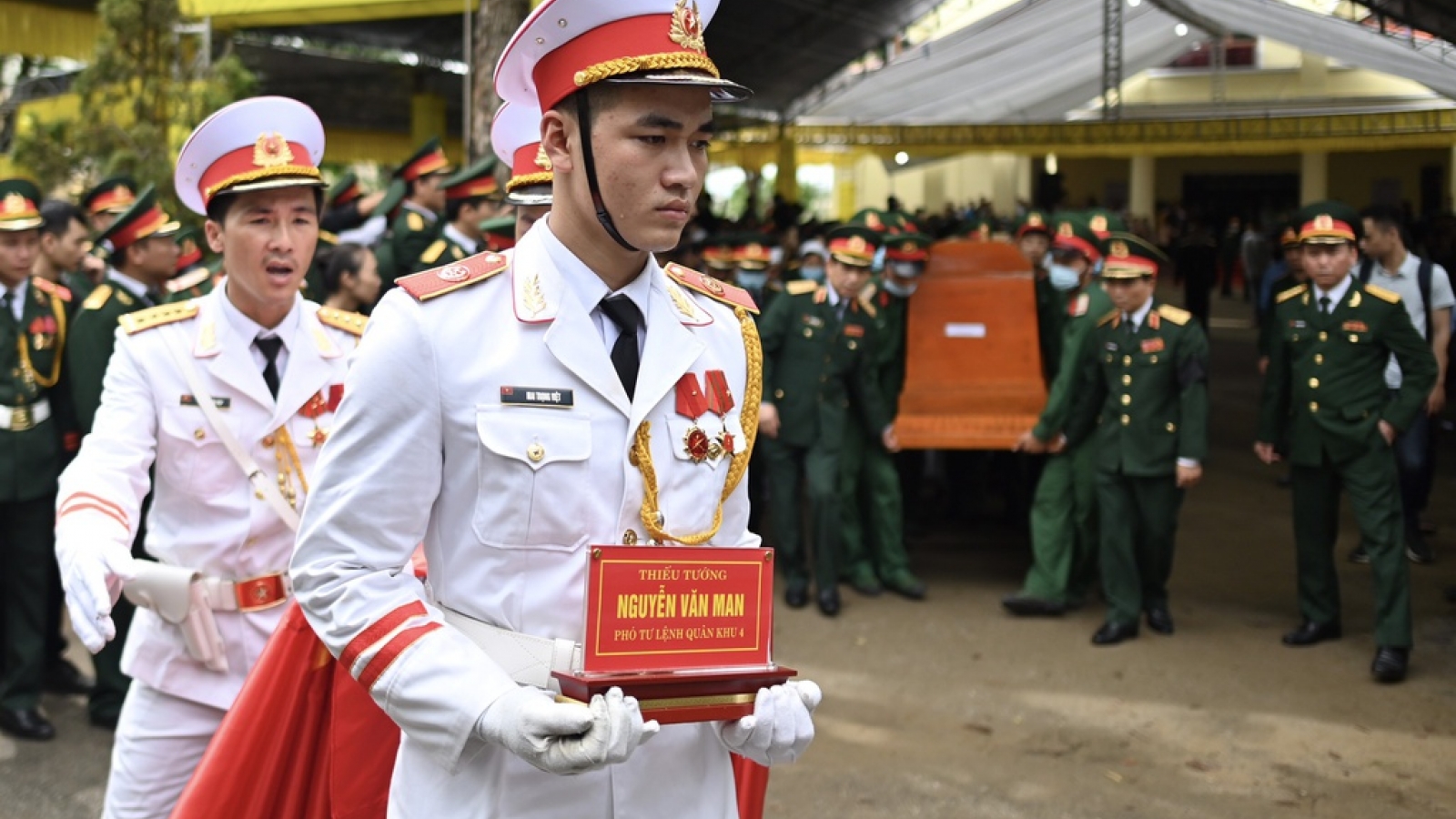 Người Quảng Bình lội nước đón linh cữu Thiếu tướng Nguyễn Văn Man