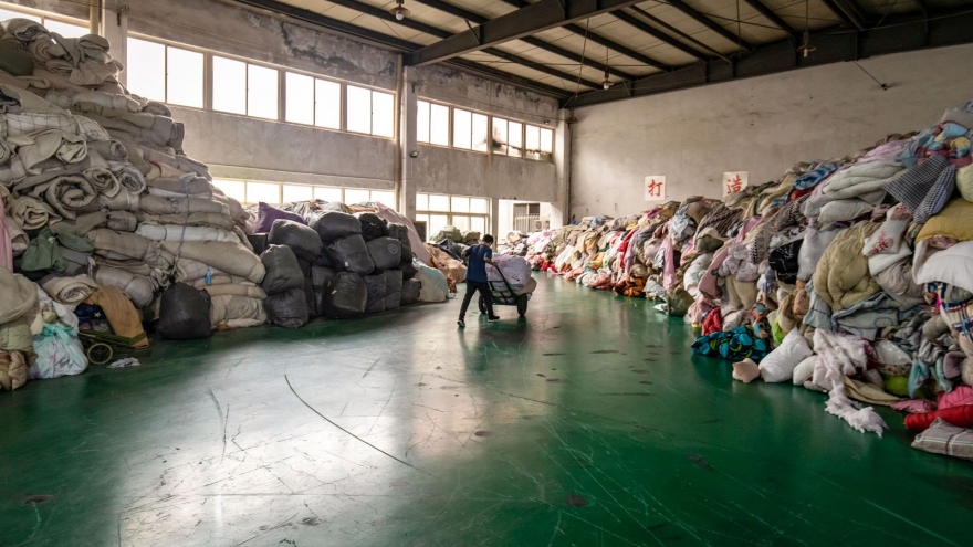 Trung Quốc "đau đầu" với bài toán tái chế quần áo cũ