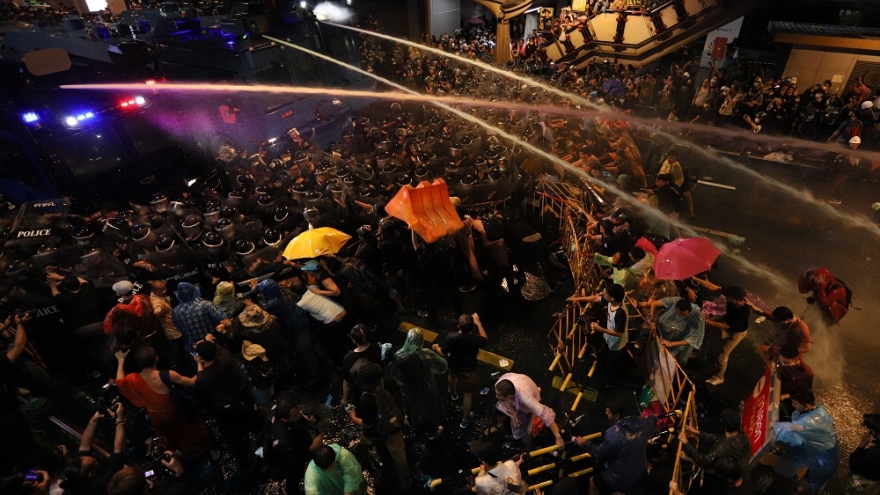 Cảnh sát Thái Lan dùng vòi rồng dẹp người biểu tình