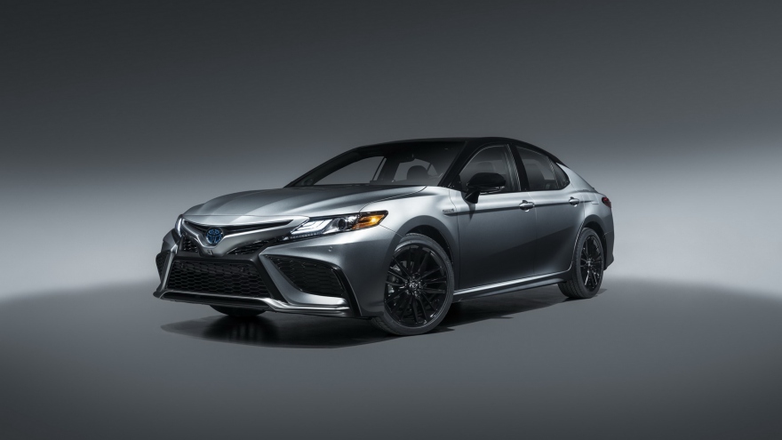 Toyota Camry Hybrid 2021 có giá khởi điểm 28.265 USD