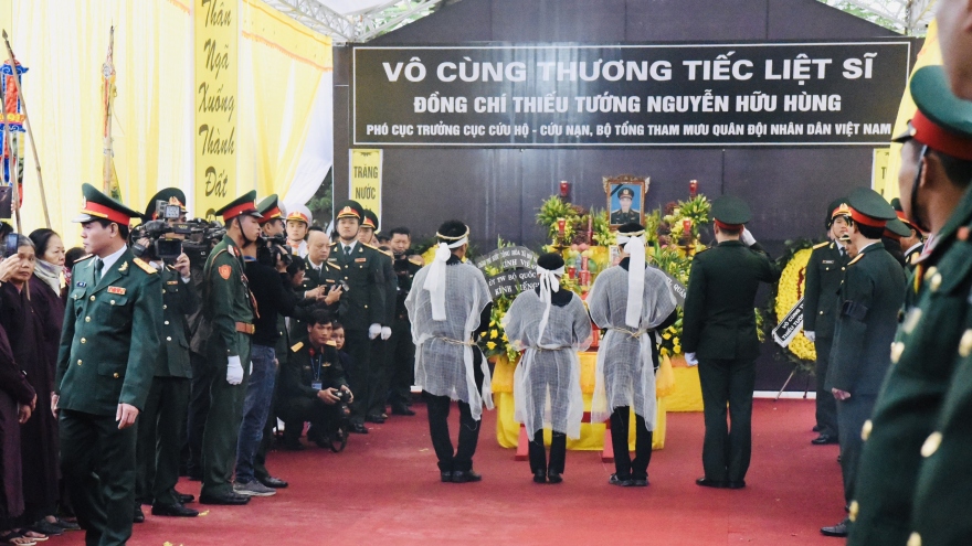 Hàng trăm người dân Sài Sơn tiễn đưa Thiếu tướng Nguyễn Hữu Hùng về với đất mẹ