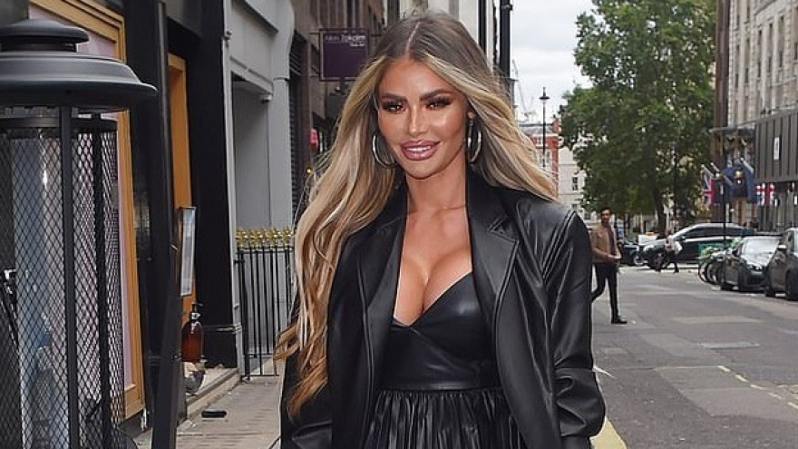 "Người đẹp dao kéo" Chloe Sims diện đồ xẻ sâu gợi cảm giữa trời đông lạnh giá