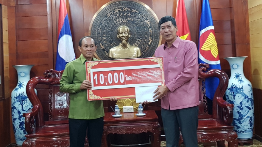 Tỉnh Luang Prabang (Lào) ủng hộ đồng bào miền Trung khắc phục hậu quả bão lụt